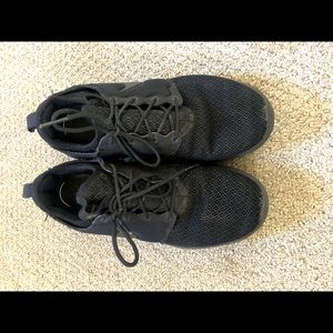 Women’s black nikes